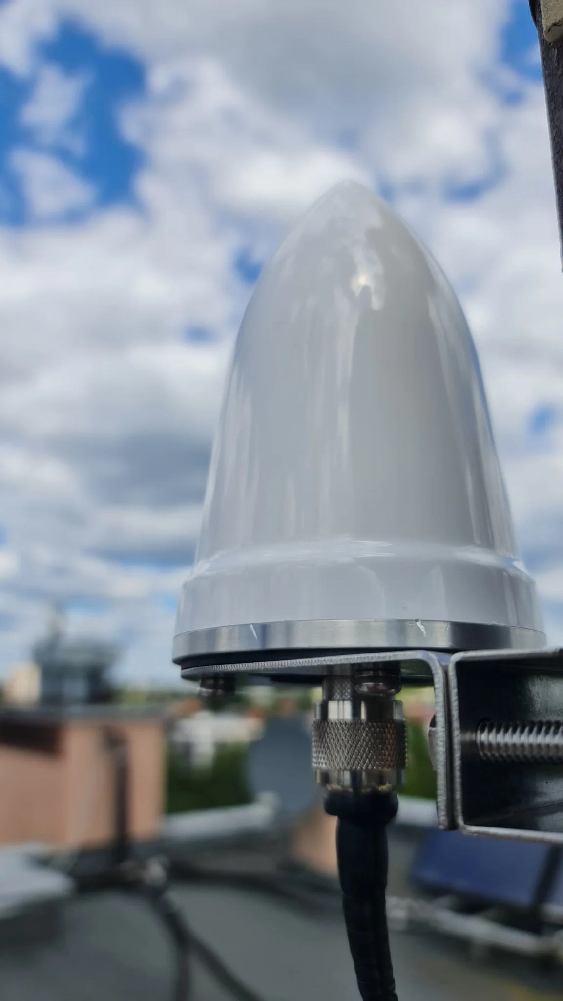 Antena satelitarna serwera czasu Stratum&nbsp;1 w sieci DATA‑COM.
