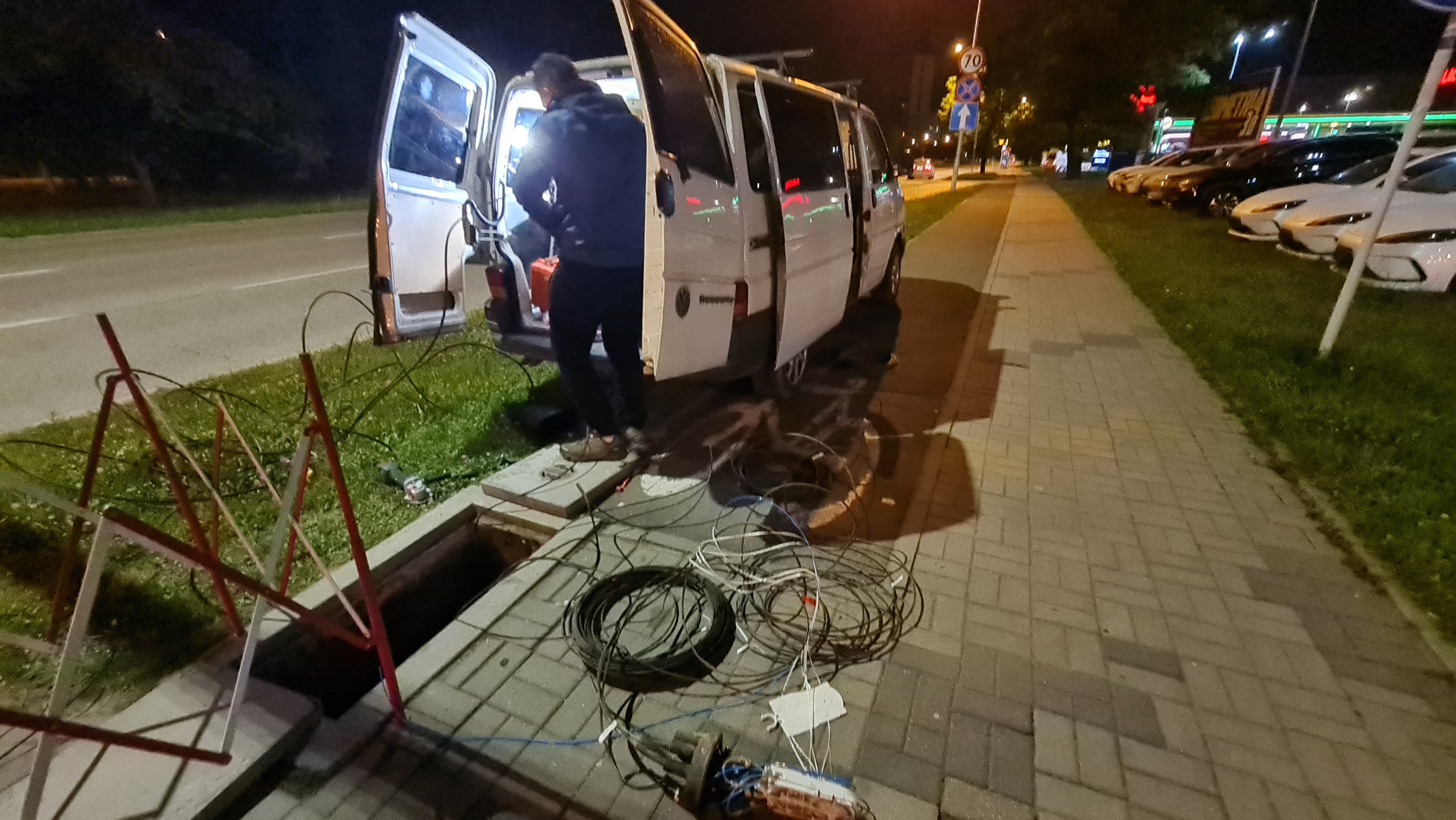 Nocne miejsce awarii usług DATA-COM na osiedlu Zalesie w okolicy ulicy Siennej w Rzeszowie.