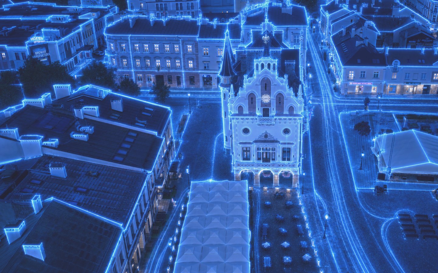 Nocny widok Ratusza i zabudowy centrum Rzeszowa.