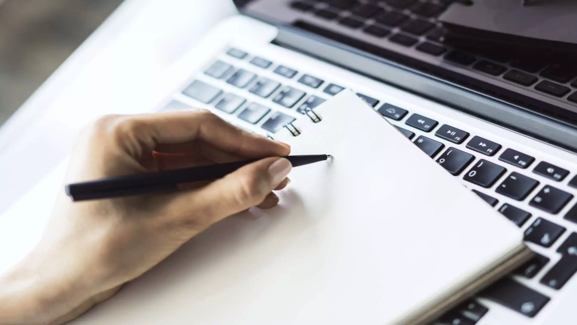 Wykonywanie notatek związanych z potrzebnymi formalnościami przy podpisywaniu umowy dostępu Internetu przez firmę DATA-COM Notatki o szybkim Internecie