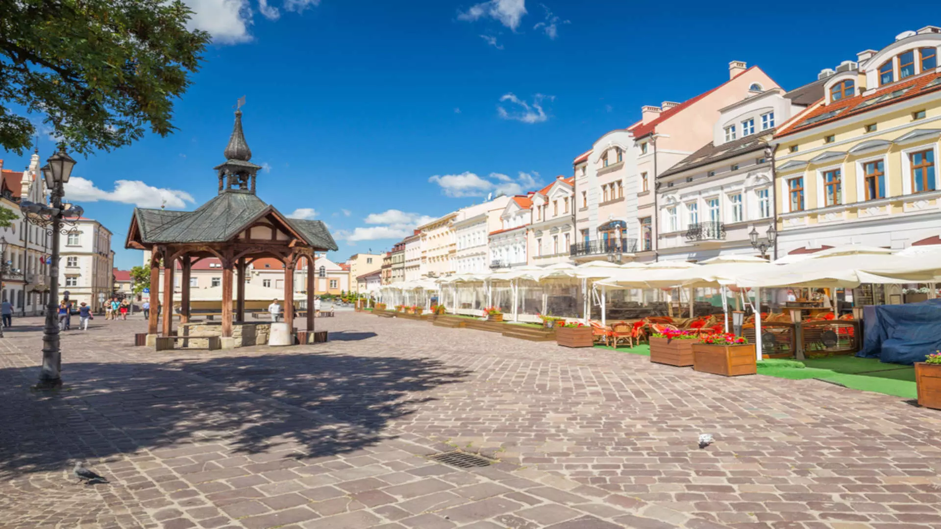 Rynek rzeszowski z ujęciem na studnię.