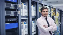 Technik na tle szaf telekomunikacyjnych