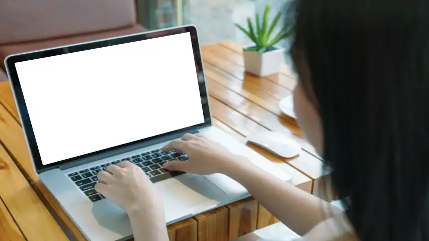 Młoda dziewczyna przegląda oferty Internetu w Rzeszowie na białym laptopie