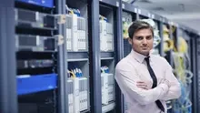Technik DATA‑COM przy szafach telekomunikacyjnych