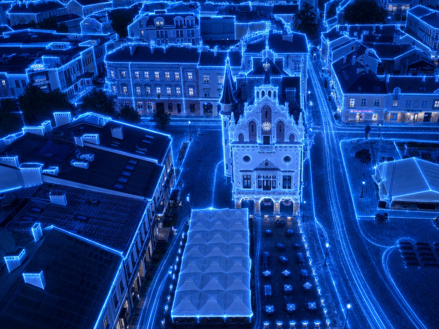 Nocny widok Ratusza i zabudowy centrum Rzeszowa.